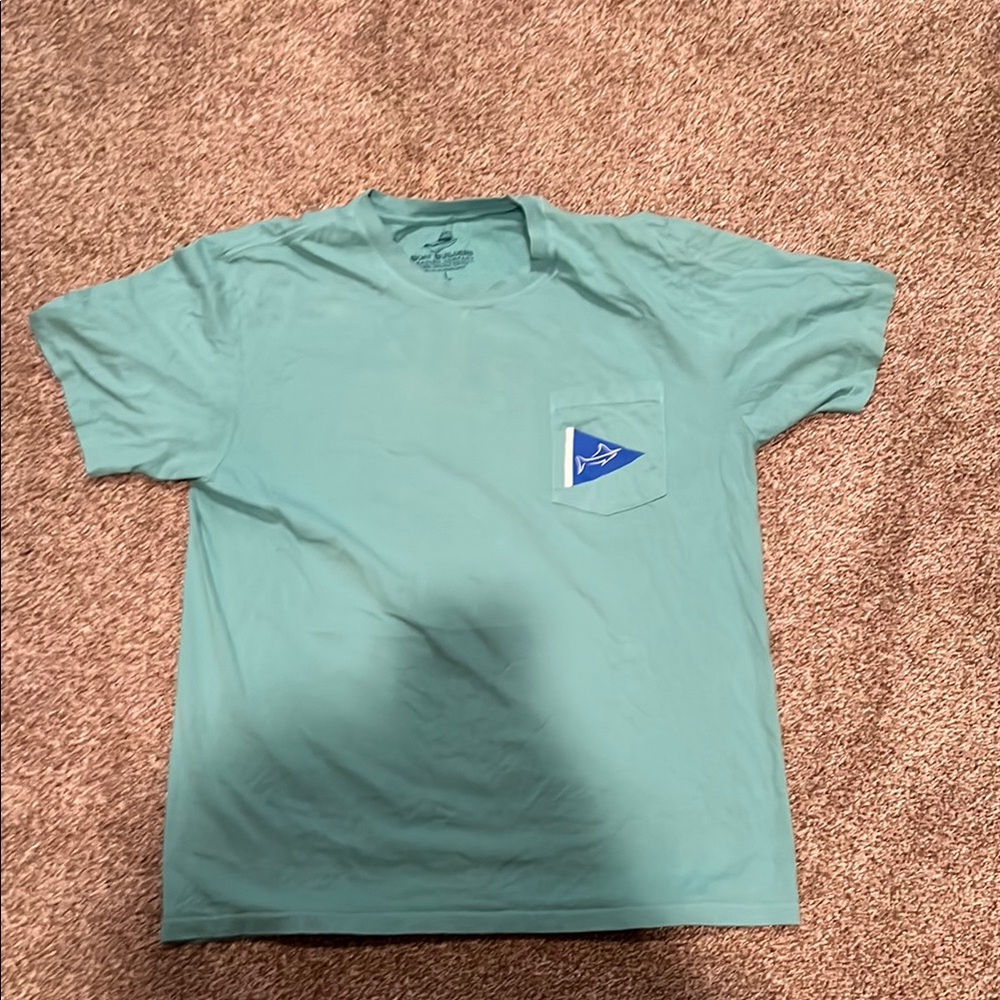 Casual Green Short Sleeve Tee with Contrasting Accent